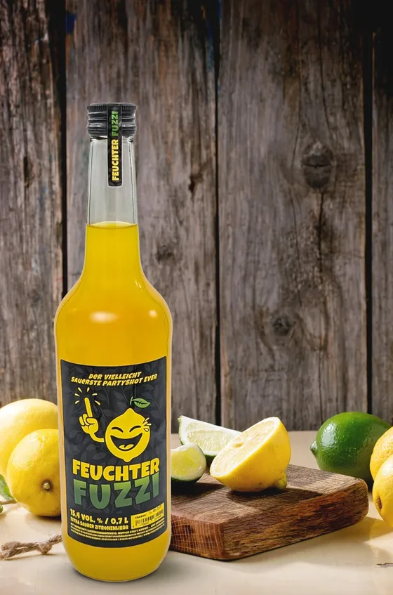 Flasche auf rustikalem Holztisch mit Zitronen, Limetten und Minze
