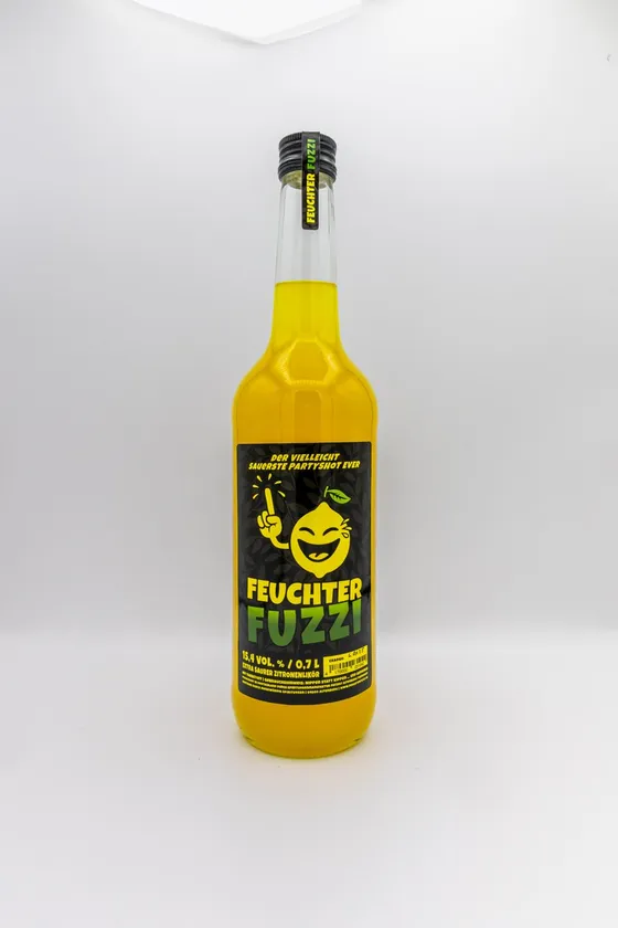 Flasche freistehend vor weißem Hintergrund