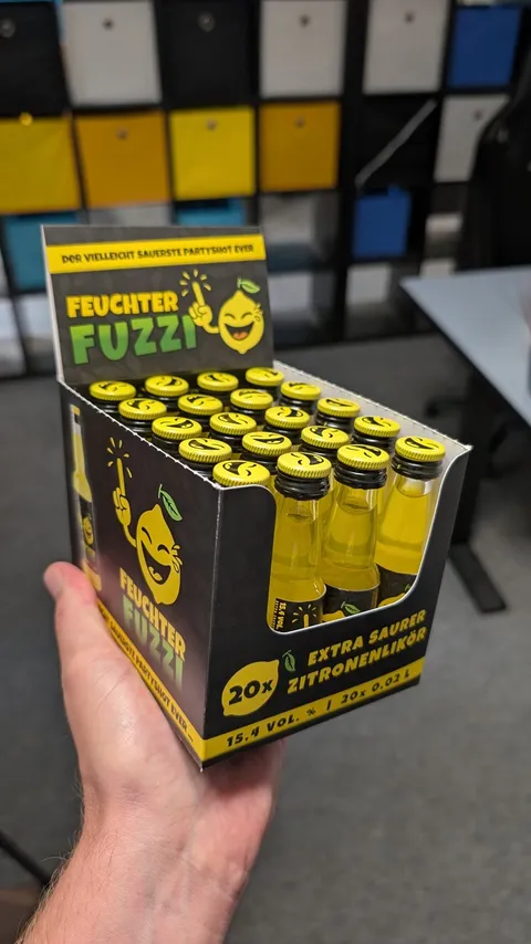 Partypack-Aufsteller in der Hand