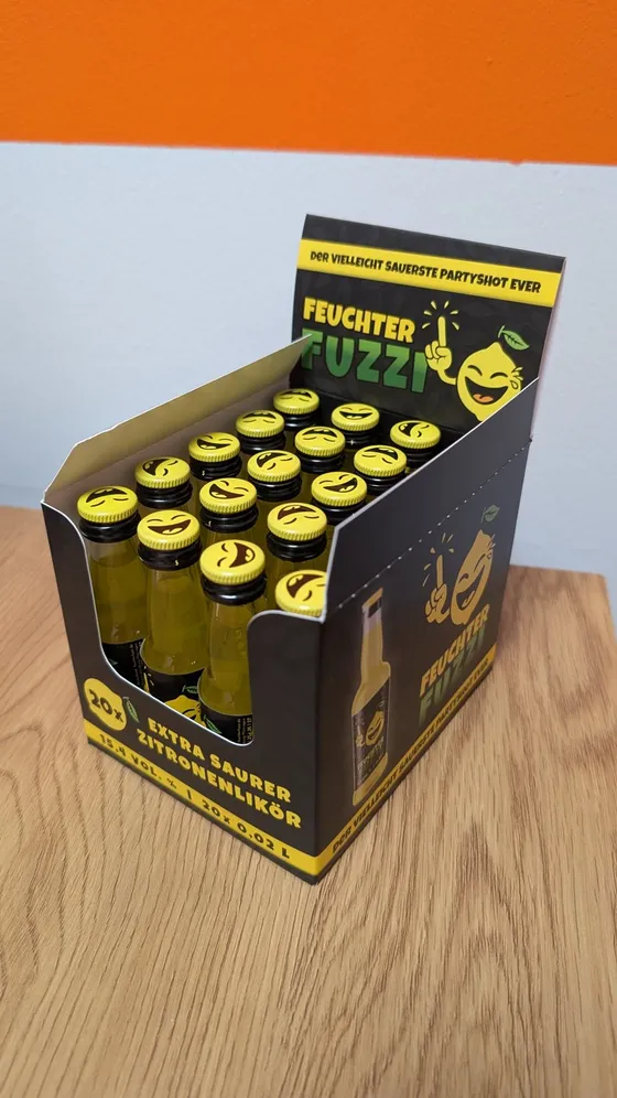 Partypack-Aufsteller mit 20 Fläschchen auf einem Holztisch