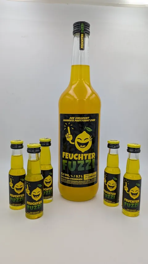 0,7-l-Flasche mit vier kleinen Fläschchen vor weißem Hintergrund