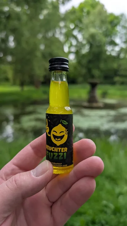Fläschchen im Park vor einem Teich