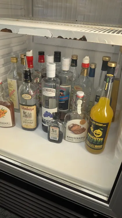 Flasche in einer Kühlvitrine zwischen anderen Spirituosen